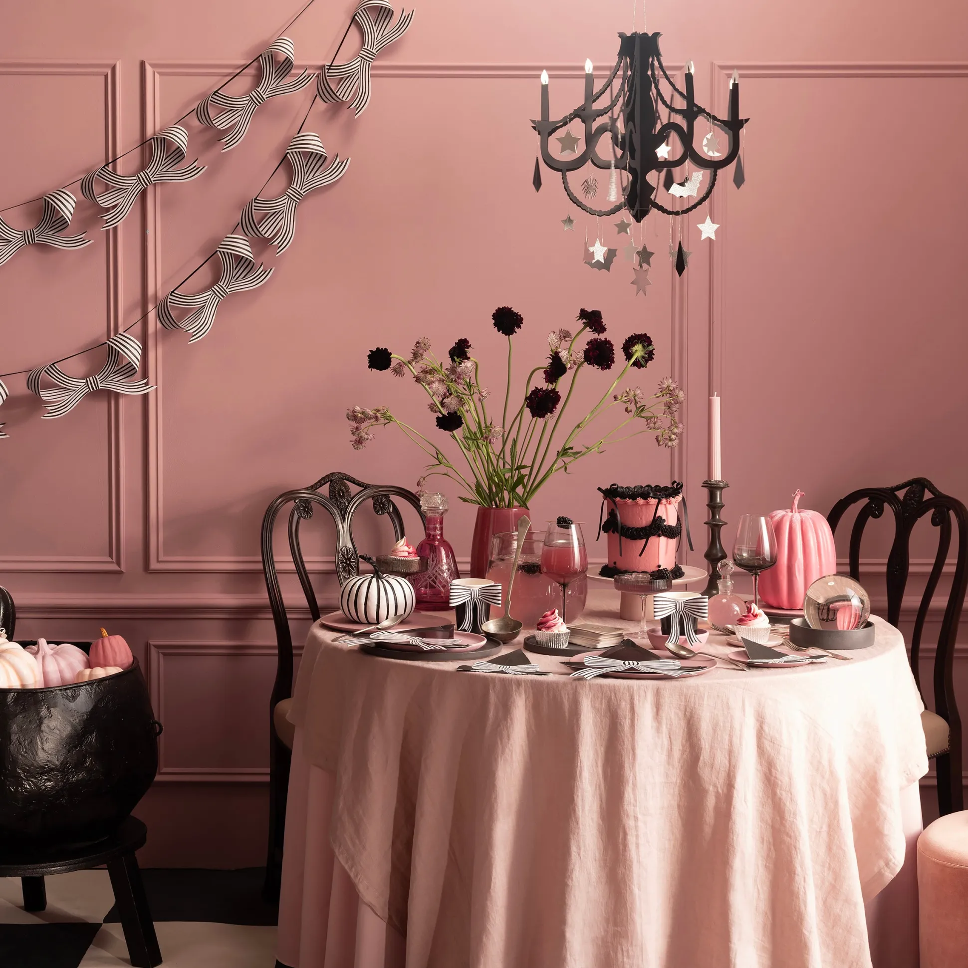 Black & White Stripy Bow Garland